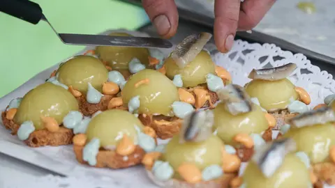 17-10-2021, vitoria. El congreso de pintxos Miniature organiza una degustaci&oacute;n de pintxos en la que participan 25 establecimientos hosteleros de Euskadi y Navarra para conseguir lo que denominan "la barra de pintxos m&aacute;s grande del mundo" foto: Pablo Gonz&aacute;lez