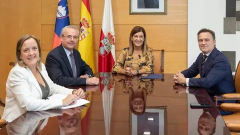 09:00 horas. Gobierno de Cantabria

La presidenta de Cantabria, Mar&iacute;a Jos&eacute; S&aacute;enz de Buruaga, recibe al embajador de la Rep&uacute;blica de Eslovenia, Robert Krmelj.