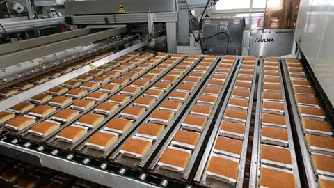 10:30 Sobaos Serafina, Pol&iacute;gono de Raos s/n, Camargo. El vicepresidente y consejero de Universidades, Igualdad, Cultura y Deporte, Pablo Zuloaga, y el consejero de Desarrollo Rural, Ganader&iacute;a, Pesca, Alimentaci&oacute;n y Medio Ambiente, Guillermo Blanco, visitan las instalaciones de esta empresa junto a la ministra de Industria, Comercio y Turismo en funciones, Reyes Maroto. 4 de septiembre de 2019 &copy; Ra&uacute;l Lucio