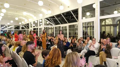 20:00 horas. Hotel Real, Santander. Las consejeras de Presidencia, Justicia, Seguridad y Simplificaci&oacute;n Administrativa, Isabel Urrutia, y de Inclusi&oacute;n Social, Juventud, Familias e Igualdad, Bego&ntilde;a G&oacute;mez del R&iacute;o, asisten al desfile de 'moda re-', proyecto gestionado por Confederaci&oacute;n C&aacute;ritas Espa&ntilde;ola. 25 de septiembre de 2024 &copy; Ra&uacute;l Lucio