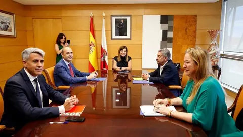 La presidenta de Cantabria, Mar&iacute;a Jos&eacute; S&aacute;enz de Buruaga, se re&uacute;ne con las fuerzas pol&iacute;ticas con representaci&oacute;n en el Parlamento auton&oacute;mico para informarles de los asuntos tratados en la reuni&oacute;n que mantuvo el viernes con el jefe del Ejecutivo espa&ntilde;ol, Pedro S&aacute;nchez.

1 OCT 24