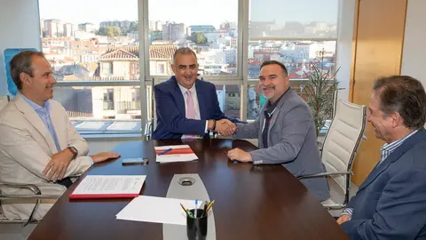 El consejero de Fomento, Vivienda, Ordenaci&oacute;n del Territorio y Medio Ambiente, Roberto Media, firma un convenio de colaboraci&oacute;n con el Ayuntamiento de Santo&ntilde;a en materia de vivienda
nr &copy;
8 oct 24