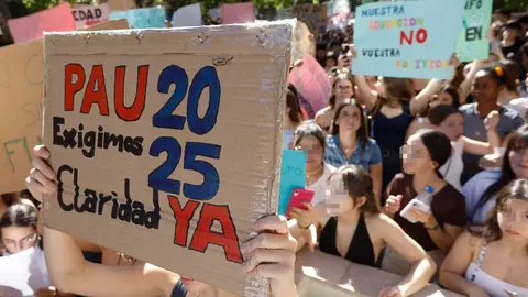 04-10-24 En Murcia, concentraci&oacute;n convocada por los estudiantes de 2&ordm; de bachillerato en protesta por la indefinici&oacute;n de la PAU por parte de la Consejer&iacute;a de Educaci&oacute;n.
