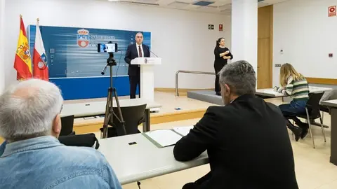 11:00 horas. Sala de prensa del Gobierno de Cantabria. El consejero de Fomento, Vivienda, Ordenaci&oacute;n del Territorio y Medio Ambiente, Roberto Media, informa, en rueda de prensa, sobre ayudas a la accesibilidad. 10 de octubre de 2024 &copy; Ra&uacute;l Lucio