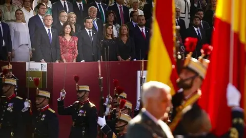 11:00 horas. Madrid. Plaza de C&aacute;novas del Castillo
La presidenta de Cantabria, Mar&iacute;a Jos&eacute; S&aacute;enz de Buruaga, asiste a los actos del D&iacute;a de la Fiesta Nacional de Espa&ntilde;a. Seguidamente, a las 13:15 horas, participa en la recepci&oacute;n oficial de los Reyes en el Palacio Real.