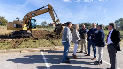 12:00 horas. Santilla del Mar. https://maps.app.goo.gl/Xe9S8PRB5jok6YNC9
El consejero de Fomento, Vivienda, Ordenaci&oacute;n del Territorio y Medio Ambiente,
Roberto Media, visita las obras de las futuras viviendas sociales de Santillana del
Mar. 11 OCT 24 &copy; Miguel De la Parra
