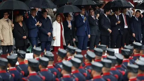 MADRID, 12/10/2024.- Los presidentes auton&oacute;micos asisten bajo la lluvia al desfile por el D&iacute;a de la Fiesta Nacional en Madrid. Un total de 4.092 efectivos de las Fuerzas Armadas, de los cuales 473 son mujeres, 85 aeronaves, 266 veh&iacute;culos motorizados y 210 caballos participar&aacute;n en la parada militar, presidida por los reyes Felipe y Letizia, acompa&ntilde;ados de la Princesa Leonor. EFE/Chema Moya