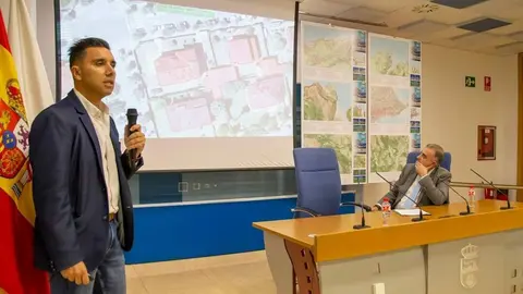 11:30 horas. Sala de Prensa del Gobierno de Cantabria

El consejero de Fomento, Vivienda, Ordenaci&oacute;n del Territorio y Medio Ambiente, Roberto Media, presenta, en rueda de prensa, el nuevo mapa de Cantabria 1:5.000
