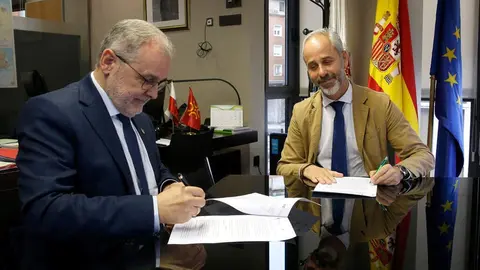 El consejero de Educaci&oacute;n, FP y Universidades, Sergio Silva, se re&uacute;ne con el rector de la Universidad de Cantabria, &Aacute;ngel Pazos, para la firma del convenio de Reconocimiento de Estudios Superiores.
9 OC T 24