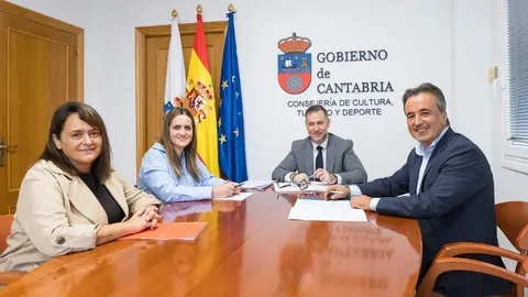 09:45 horas. Despacho del consejero. El consejero de Cultura, Turismo y Deporte, Luis Mart&iacute;nez Abad, se re&uacute;ne con el alcalde de Camargo, Diego Movell&aacute;n. 16 de octubre de 2024 &copy; Ra&uacute;l Lucio