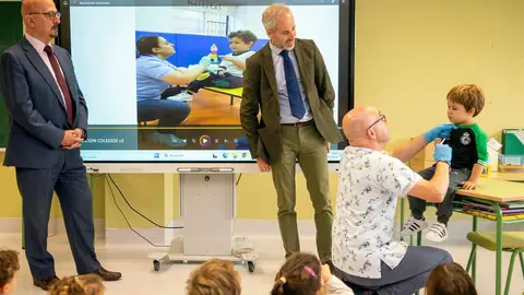CEIP Cabo Mayor, Santander

Los consejeros Educaci&oacute;n, Formaci&oacute;n Profesional y Universidades, Sergio Silva, y de Salud, C&eacute;sar Pascual, asisten al inicio de la campa&ntilde;a de vacunaci&oacute;n en centros escolares. 
nr &copy;
18 oct 24