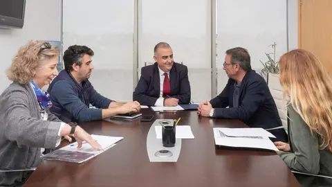 09:45 horas. Despacho del consejero
El consejero de Fomento, Vivienda, Ordenaci&oacute;n del Territorio y Medio Ambiente, Roberto Media, recibe al alcalde de Santa Mar&iacute;a de Cay&oacute;n.