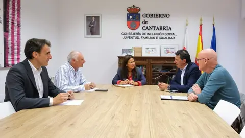 09:00 horas. Despacho de la consejera. La consejera de Inclusi&oacute;n Social, Juventud, Familias e Igualdad, Bego&ntilde;a G&oacute;mez del R&iacute;o, recibe al alcalde de Bareyo. 9 de septiembre de 2024 &copy; Ra&uacute;l Lucio