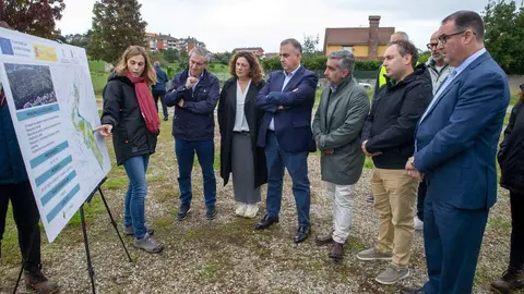 11:30 horas. Suances
El consejero de Fomento, Vivienda, Ordenaci&oacute;n del Territorio y Medio Ambiente,
Roberto Media, visita el inicio de los trabajos de recuperaci&oacute;n ambiental de la ladera
de Suances. 25 oct 2024 &copy; Miguel De la Parra