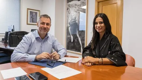 09:00 horas. Despacho del consejero. El consejero de Cultura, Turismo, Deporte, Luis Mart&iacute;nez Abad, recibe a la dise&ntilde;adora Odette &Aacute;lvarez. 15 de octubre de 2024 &copy; Ra&uacute;l Lucio