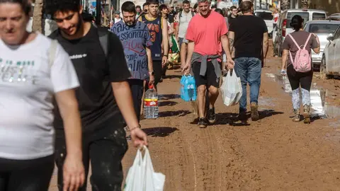 ROBER SOLSONA&hellip;.20241031&hellip;VALENCIA&hellip;&hellip;BARRIO De la Torre MILES DE PERSONAS SE DESPLAZAN.
CAD&Aacute;VERES EN UN GARAJE.