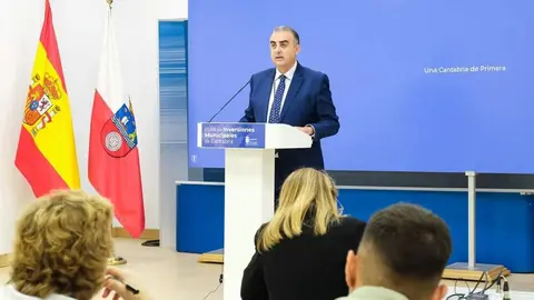 9:30 horas. Sala de Prensa del Gobierno de Cantabria. El consejero de Fomento, Vivienda, Ordenaci&oacute;n del Territorio y Medio Ambiente, Roberto Media, informa, en rueda de prensa, del Plan de Inversiones Municipales 2025-2029. 4 de noviembre de 2024 &copy; Ra&uacute;l Lucio