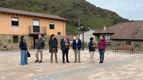 El consejero de Fomento, Vivienda, Ordenaci&oacute;n del Territorio y Medio Ambiente, Roberto Media, inaugura la nueva plaza de Lantueno, en Santiurde de Reinosa.

8 nov 24