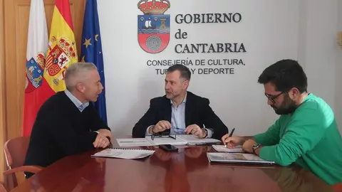 09:45 horas. Despacho del consejero

El consejero de Cultura, Turismo, Deporte, Luis Mart&iacute;nez Abad, se re&uacute;ne con el alcalde de Guriezo, &Aacute;ngel Llano.