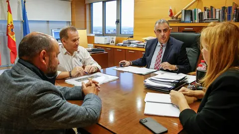 El consejero de Fomento, Vivienda, Ordenaci&oacute;n del Territorio y Medio Ambiente, Roberto Media, se re&uacute;ne con el alcalde de Miengo, Marino Garc&iacute;a. 
16 oct 24