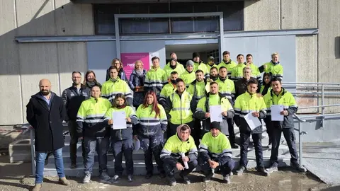 Firma contratos escuela talento joven 24