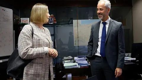 El consejero de Educaci&oacute;n, Formaci&oacute;n Profesional y Universidades, Sergio Silva, se re&uacute;ne con la alcaldesa de Entrambasaguas, Gloria Serra.
18 nov 24