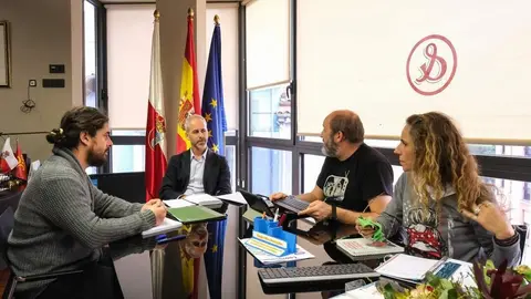11:00 horas. Despacho del consejero. El consejero de Educaci&oacute;n, Formaci&oacute;n Profesional y Universidades, Sergio Silva, se re&uacute;ne con FAMPA (Federaci&oacute;n de Asociaciones de Madres y Padres de Alumnado de Cantabria). 3 de diciembre de 2024 &copy; Ra&uacute;l Lucio