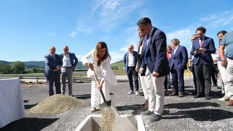 12:00 horas. Parbay&oacute;n (Pi&eacute;lagos). La presidenta de Cantabria, Mar&iacute;a Jos&eacute; S&aacute;enz de Buruaga, acompa&ntilde;ada de varios consejeros, pone la primera piedra del Centro Log&iacute;stico de La Pasiega. 5 de septiembre de 2023 &copy; Ra&uacute;l Lucio