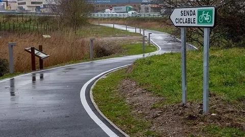 El presidente de Cantabria, Miguel &Aacute;ngel Revilla, junto con el consejero de Obras P&uacute;blicas, Ordenaci&oacute;n del Territorio y Urbanismo, Jos&eacute; Luis Gochicoa, inaugura el tramo de carril bici que conecta los municipios de Santander y Camargo.
N Romero &copy;
22 ene 2021