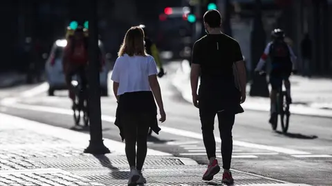 Una pareja pasea por las calles de Madrid en el segundo d&iacute;a de desconfinamiento durante la Pandemia Covid-19 que ha generado el Estado de Alarma en Espa&ntilde;a. A 3 de Mayo, 2020 en Madrid, Espa&ntilde;a