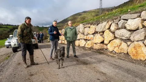 11:00 horas. Reinosa https://bit.ly/49jzWbk

El consejero de Fomento, Vivienda, Ordenaci&oacute;n del Territorio y Medio Ambiente, Roberto Media, visita el asfaltado Y ESCOLLERA  de una carretera en Campo de enmedio. &copy; Miguel De la Parra	4 DIC 24