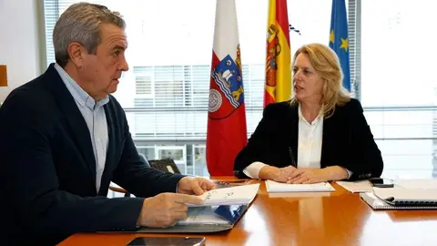 La consejera de Desarrollo Rural, Ganader&iacute;a, Pesca y Alimentaci&oacute;n, Mar&iacute;a Jes&uacute;s Susinos, recibe al alcalde de Polaciones, Vicente G&oacute;mez.

17 DIC 24