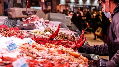 ROBER SOLSONA&hellip;.2021223&hellip;.VALENCIA&hellip;&hellip;EL MERCADO CENTRAL DE VALENCIA DONDE UN DIA COMO HOY SE REALIZAN COMPRAS NAVIDE&Ntilde;AS.