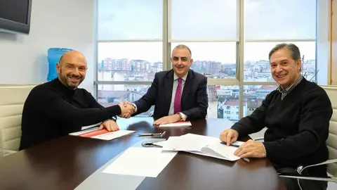 09:00 horas. Despacho del consejero. El consejero de Fomento, Vivienda, Ordenaci&oacute;n del Territorio y Medio Ambiente, Roberto Media, firma el convenio para la construcci&oacute;n de viviendas de protecci&oacute;n oficial en Laredo. 23 de diciembre de 2024 &copy; Ra&uacute;l Lucio