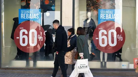 Varias personas realizan compras en el  inicio de las primeras rebajas del a&ntilde;o en comercios de la capital a 8 de enero de 2024 en M&aacute;laga, Andaluc&iacute;a.//&Aacute;lex Zea.