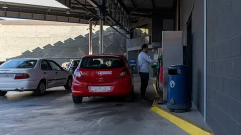 Cola de coches en una gasolinera de L'Hospitalet de Llobregat (Barcelona, Catalunya, Espa&ntilde;a) el 31 de diciembre de 2022, &uacute;ltimo d&iacute;a de la bonificaci&oacute;n del Gobierno al combustible: un descuento de 0,20 euros por litro repostado, seg&uacute;n el Real Decreto-ley 6/2022 de 29 de marzo que fija medidas urgentes dentro el Plan Nacional de respuesta a las consecuencias socioecon&oacute;micas de la guerra en Ucrania.