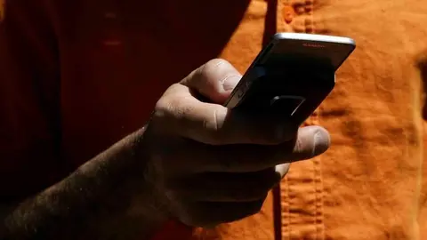 Kolkata, India. Mercado de carne de Kolkata durante un dia festivo, carniceros descansan y duermen sobre las piedras donde la carne es despachada. Foto Oscar del Pozo