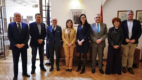 MEX0000. CIUDAD DE M&Eacute;XICO (M&Eacute;XICO), 13/01/2025.- La presidenta de Cantabria, Mar&iacute;a Jos&eacute; S&aacute;enz de Buruaga (cuarta de i a d) y la embajadora de Espa&ntilde;a en funciones, Mar&iacute;a Salcedo (quinta de i a d), posan luego de una reuni&oacute;n este lunes en la Embajada de Espa&ntilde;a en M&eacute;xico en la Ciudad de M&eacute;xico (M&eacute;xico). 
EFE/ Sashenka Guti&eacute;rrez
13 dic 24