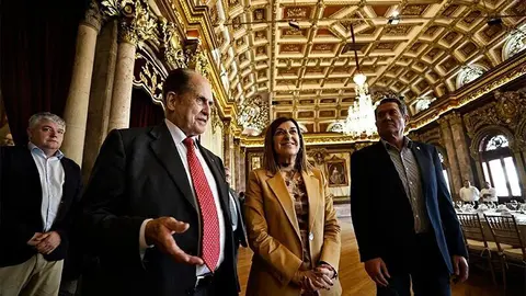 MEX0000. CIUDAD DE M&Eacute;XICO (M&Eacute;XICO), 13/01/2025.- La Presidenta de Cantabria, Mar&iacute;a Jos&eacute; Sanz de Buruaga (c), el presidente de la Asociaci&oacute;n Monta&ntilde;esa en M&eacute;xico, Julio G&oacute;mez (d), y el presidente del casino espa&ntilde;ol,  Augusto Gonz&aacute;lez Pi&ntilde;eiro (i), recorren el Casino Espa&ntilde;ol de M&egrave;xico, previo a una reuni&oacute;n con la Junta Directiva del Casino Espa&ntilde;ol de M&eacute;xico y de la Asociaci&oacute;n Monta&ntilde;esa en M&eacute;xico, este lunes en la Ciudad de M&eacute;xico (M&eacute;xico). EFE/ Sashenka Guti&eacute;rrez
13 ENE 24