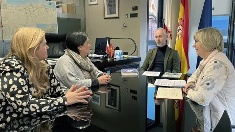 El consejero de Educaci&oacute;n, Formaci&oacute;n Profesional y Universidades, Sergio Silva, se re&uacute;ne con la alcaldesa de Cabu&eacute;rniga, Rosa Mar&iacute;a Fern&aacute;ndez Iglesias.

14 ene 24