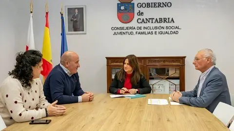 09:30 horas. Despacho de la consejera

La consejera de Inclusi&oacute;n Social, Juventud, Familias e Igualdad, Bego&ntilde;a G&oacute;mez, recibe al alcalde de Cartes, Agust&iacute;n Molleda Guti&eacute;rrez.