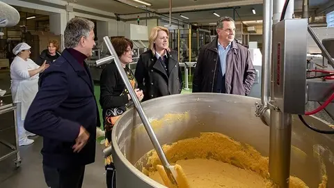 12:30 horas. Cl. La Campera, 9. Llera, Selaya

La consejera de Desarrollo Rural, Ganader&iacute;a, Pesca y Alimentaci&oacute;n, Mar&iacute;a Jes&uacute;s Susinos, visita Sobaos El Macho.