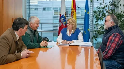 09:30 horas. Despacho de la consejera

La consejera de Desarrollo Rural, Ganader&iacute;a, Pesca y Alimentaci&oacute;n, Mar&iacute;a Jes&uacute;s Susinos, recibe al alcalde de Villaescusa, Constantino Fern&aacute;ndez Carral.