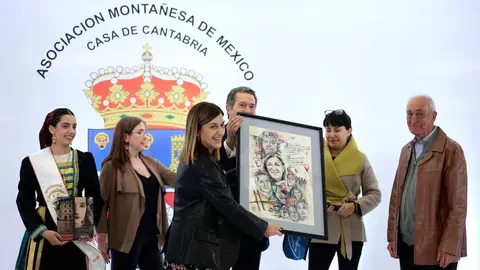 MEX00. CIUDAD DE M&Eacute;XICO (M&Eacute;XICO), 16/01/2025.-  La presidenta del Gobierno de Cantabria, Mar&iacute;a Jos&eacute; S&aacute;enz de Buruaga (c) recibe unos presentes otorgados por la Asociaci&oacute;n Monta&ntilde;esa de M&eacute;xico durante un acto celebrado en Ciudad de M&eacute;xico  hoy, jueves 16 de enero de 2025. EFE/Jos&eacute; M&eacute;ndez