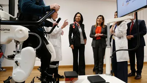 La presidenta de Cantabria, Mar&iacute;a Jos&eacute; S&aacute;enz de Buruaga, y la presidenta del Banco Santander, Ana Bot&iacute;n, visitan el exoesqueleto del &aacute;rea de rehabilitaci&oacute;n de alta intensidad. 
26 mar 24