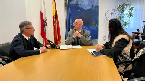 13:00 horas. Despacho del consejero

El consejero de salud, Cesar Pascual, recibe al alcalde de Sar&oacute;n.