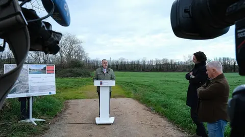11:00 horas. Guarnizo. El consejero de Fomento, Vivienda, Ordenaci&oacute;n del Territorio y Medio Ambiente, Roberto Media, visita las obras del enlace al pol&iacute;gono de Morero. 21 de enero de 2025 &copy; Ra&uacute;l Lucio