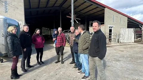 12:00 horas. Soba. https://g.co/kgs/J9pZj1M
La consejera de Desarrollo Rural, Ganader&iacute;a, Pesca y Alimentaci&oacute;n, Mar&iacute;a Jes&uacute;s Susinos, visita la ganader&iacute;a SAT Somalera.