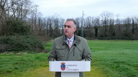 11:00 horas. Guarnizo. El consejero de Fomento, Vivienda, Ordenaci&oacute;n del Territorio y Medio Ambiente, Roberto Media, visita las obras del enlace al pol&iacute;gono de Morero. 21 de enero de 2025 &copy; Ra&uacute;l Lucio