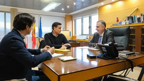 10:30 horas. Despacho del consejero. El consejero de Fomento, Vivienda, Ordenaci&oacute;n del Territorio y Medio Ambiente, Roberto Media, se re&uacute;ne con el alcalde de Las Rozas de Valdearroyo. 29 de enero de 2025 &copy; Ra&uacute;l Lucio